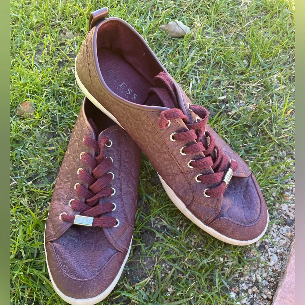 Guess Men burgundy sneakers - size 10 - Picture 2 of 10